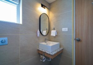 Deluxe Suite room restroom (2)