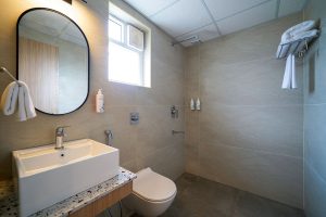 Superior room restroom (2)