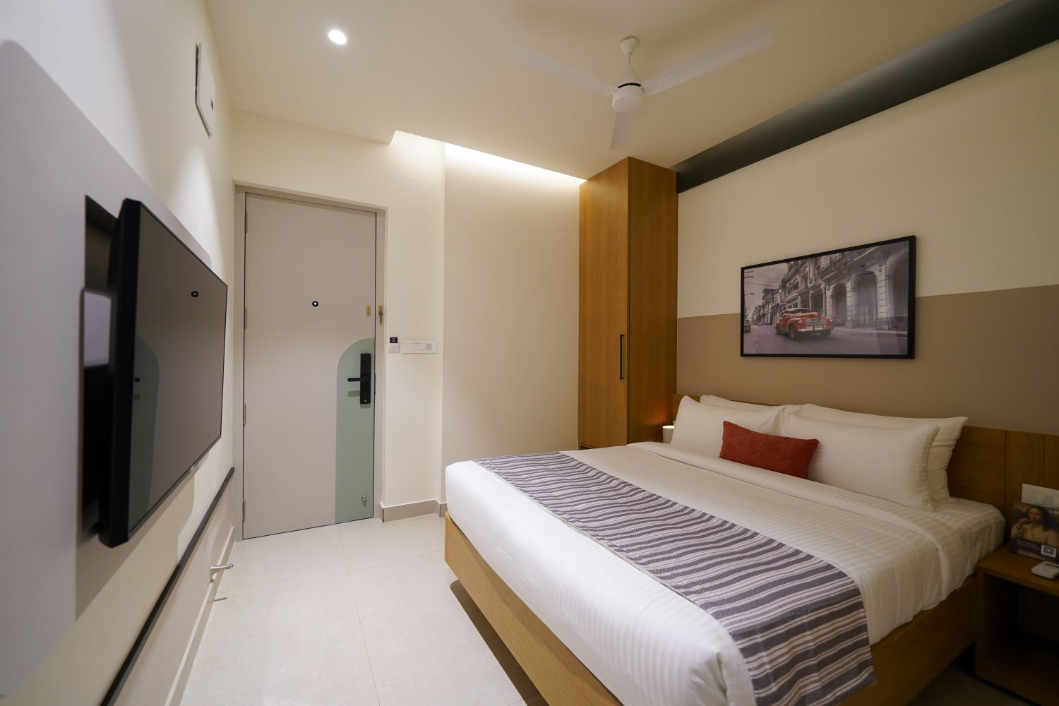 Standard king room (10)