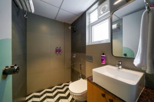 Standard king room (12)