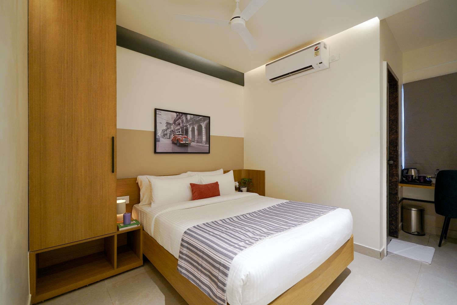 Standard king room (2)
