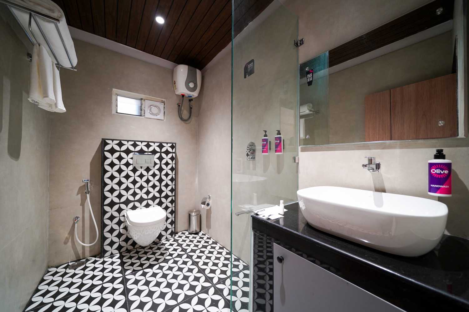 Twin room (8)